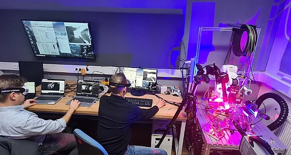 Laborarbeitsplatz zur Entwicklung und Überwachung eines Laserprozesses mit blauem Laser