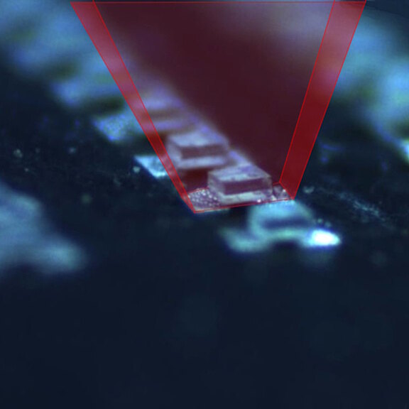 LED-Display unter einem Top-Hat-Laserstrahl beim LED-Rework