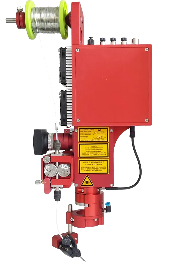 Industrieller Laserkopf mit integrierter Drahtzuführung für automatisierte Laserprozesse